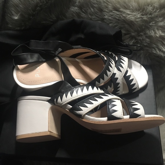 new PLV leather heel sandals - Picture 7 of 8